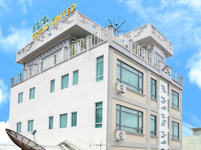 Hotel Grand United - 21St Downtown Rangoon Buitenkant foto