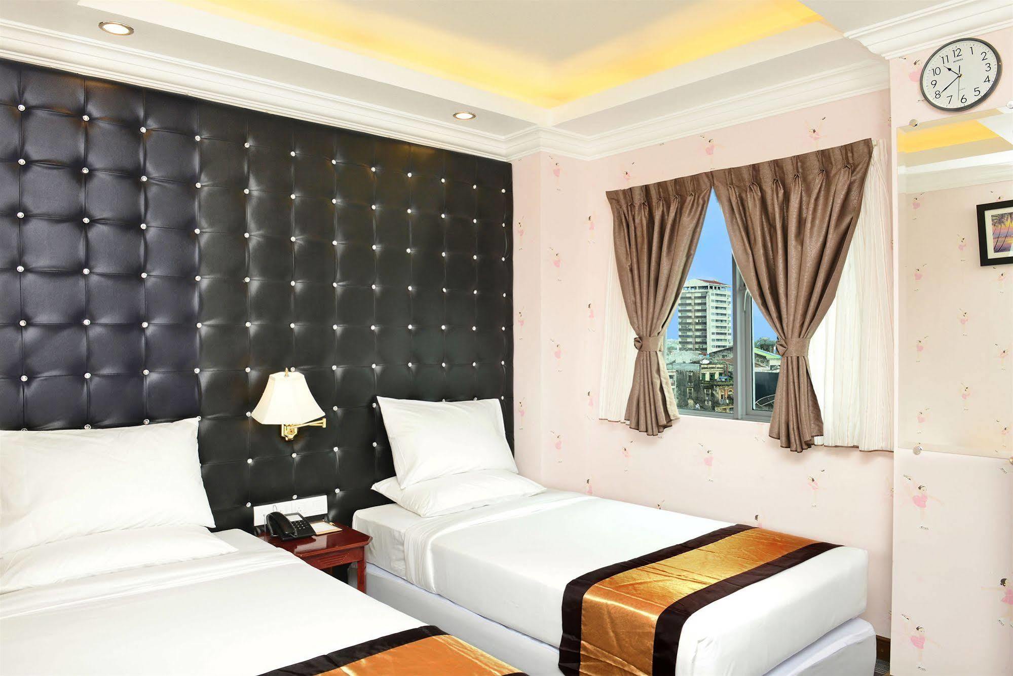 Hotel Grand United - 21St Downtown Rangoon Buitenkant foto