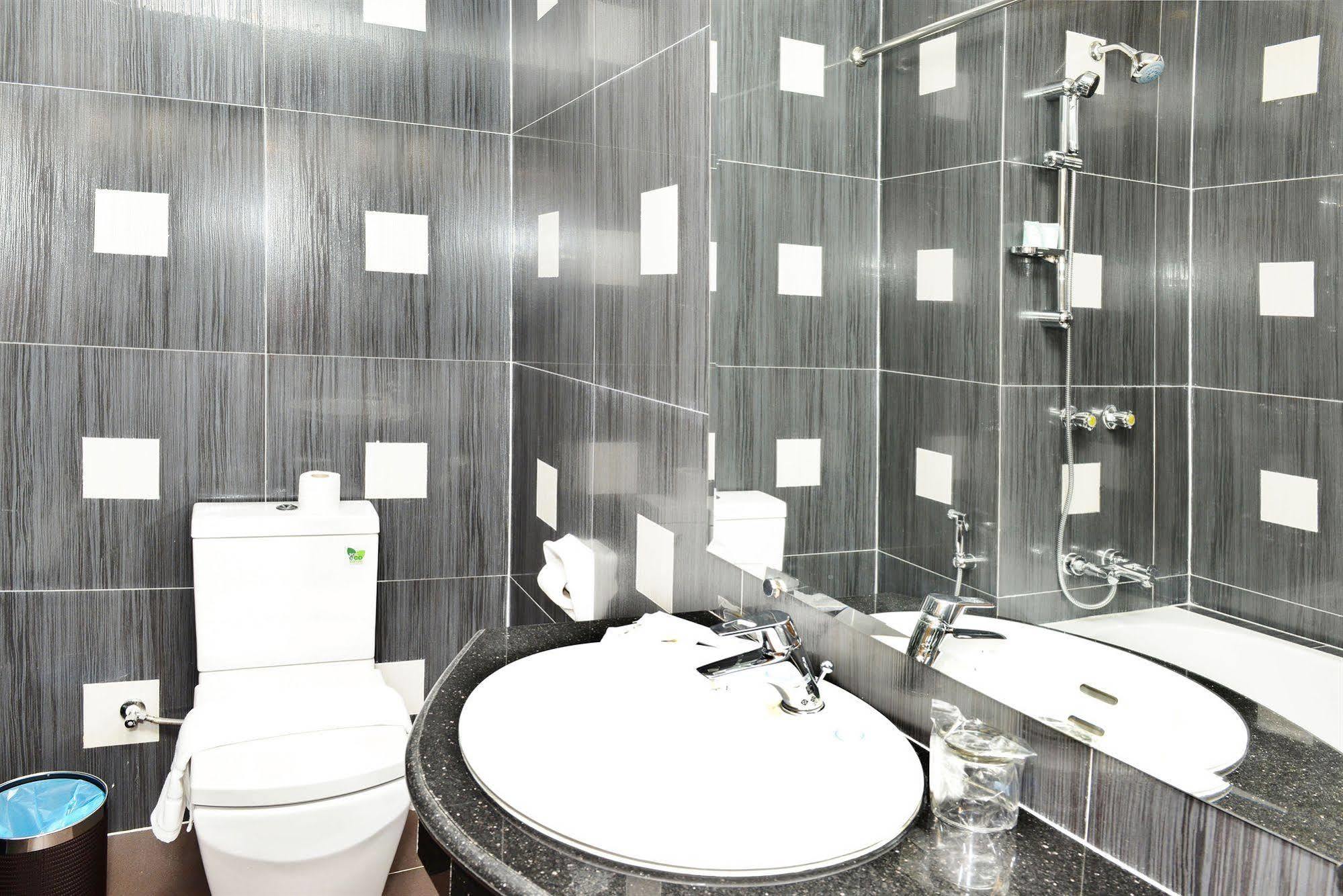Hotel Grand United - 21St Downtown Rangoon Buitenkant foto