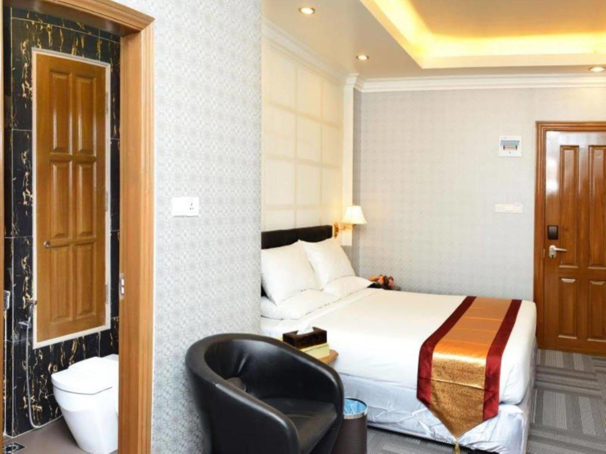 Hotel Grand United - 21St Downtown Rangoon Buitenkant foto