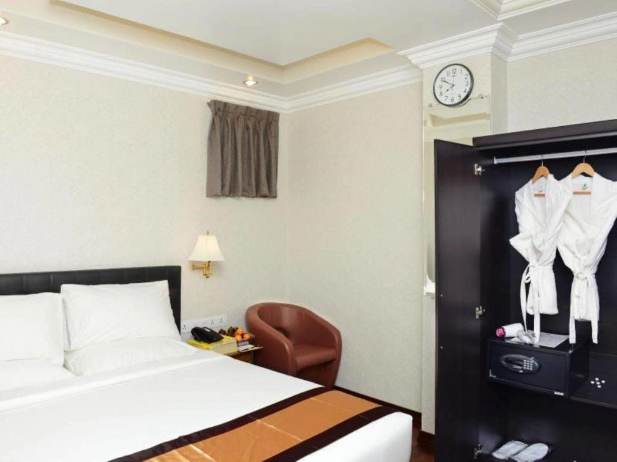 Hotel Grand United - 21St Downtown Rangoon Buitenkant foto