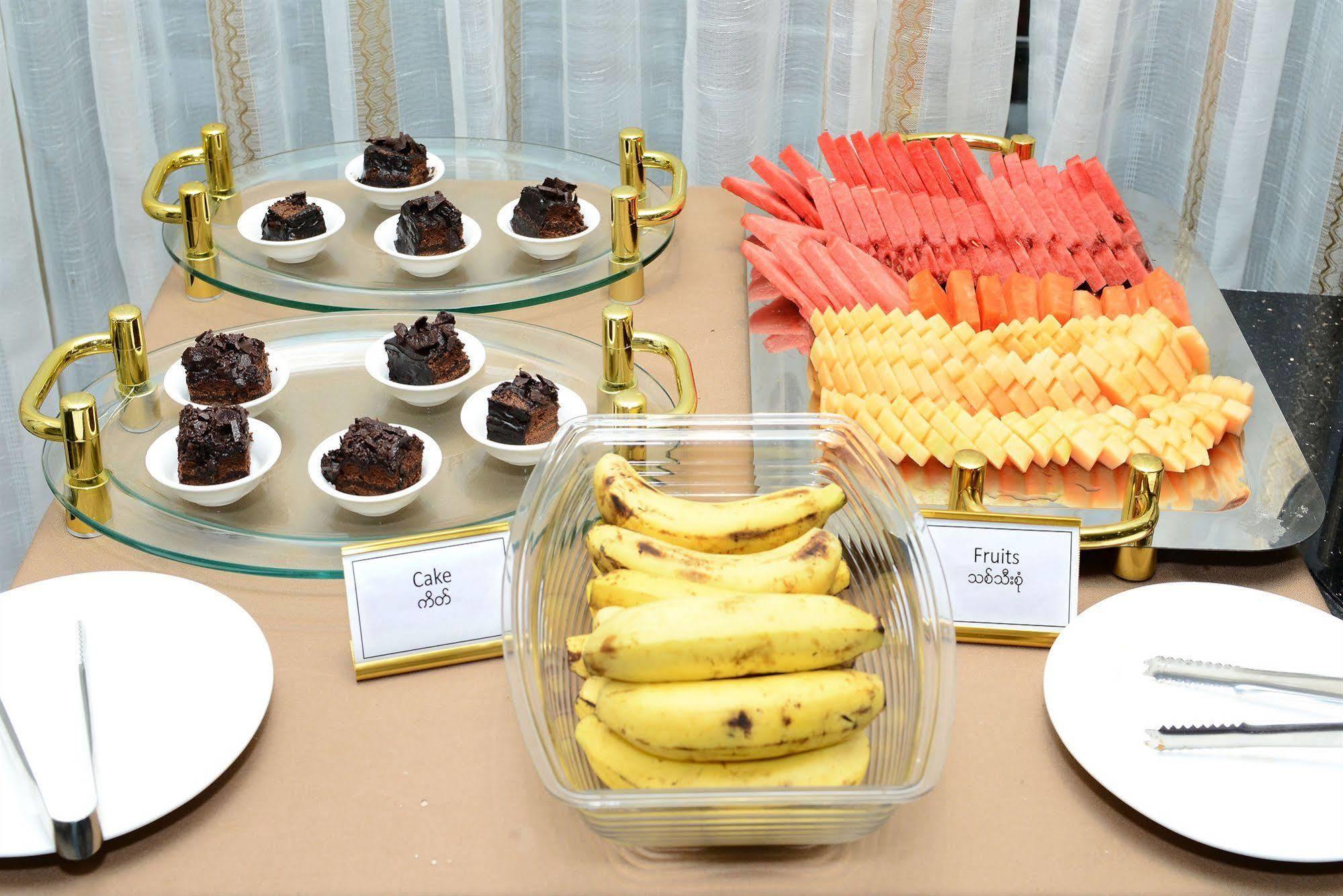 Hotel Grand United - 21St Downtown Rangoon Buitenkant foto