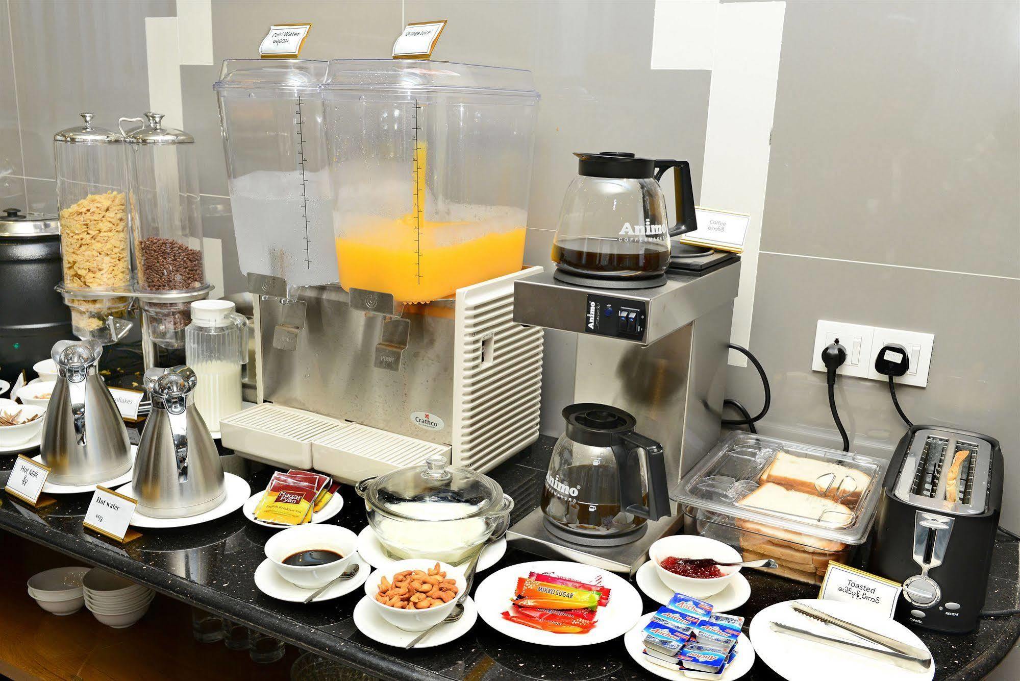 Hotel Grand United - 21St Downtown Rangoon Buitenkant foto