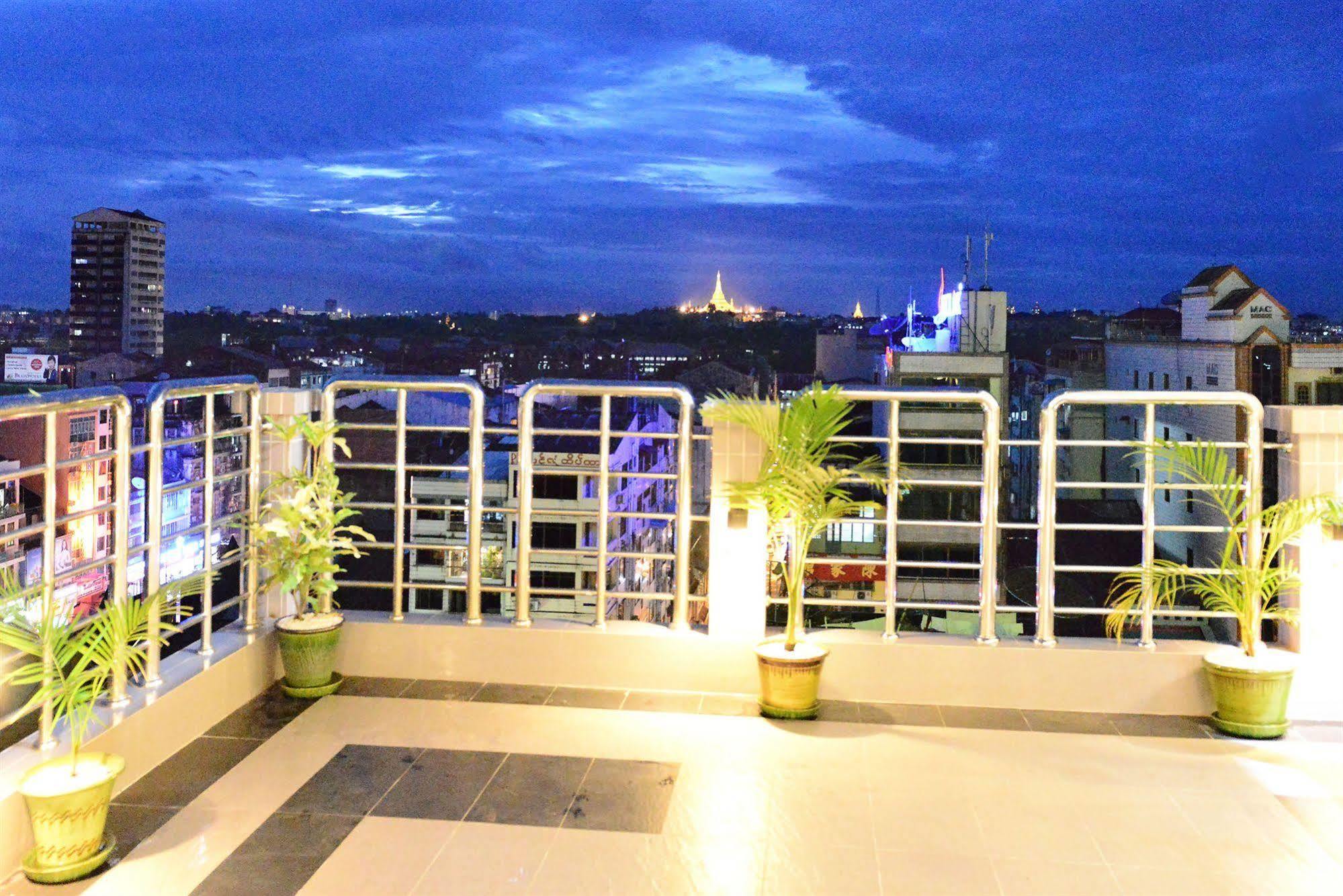 Hotel Grand United - 21St Downtown Rangoon Buitenkant foto