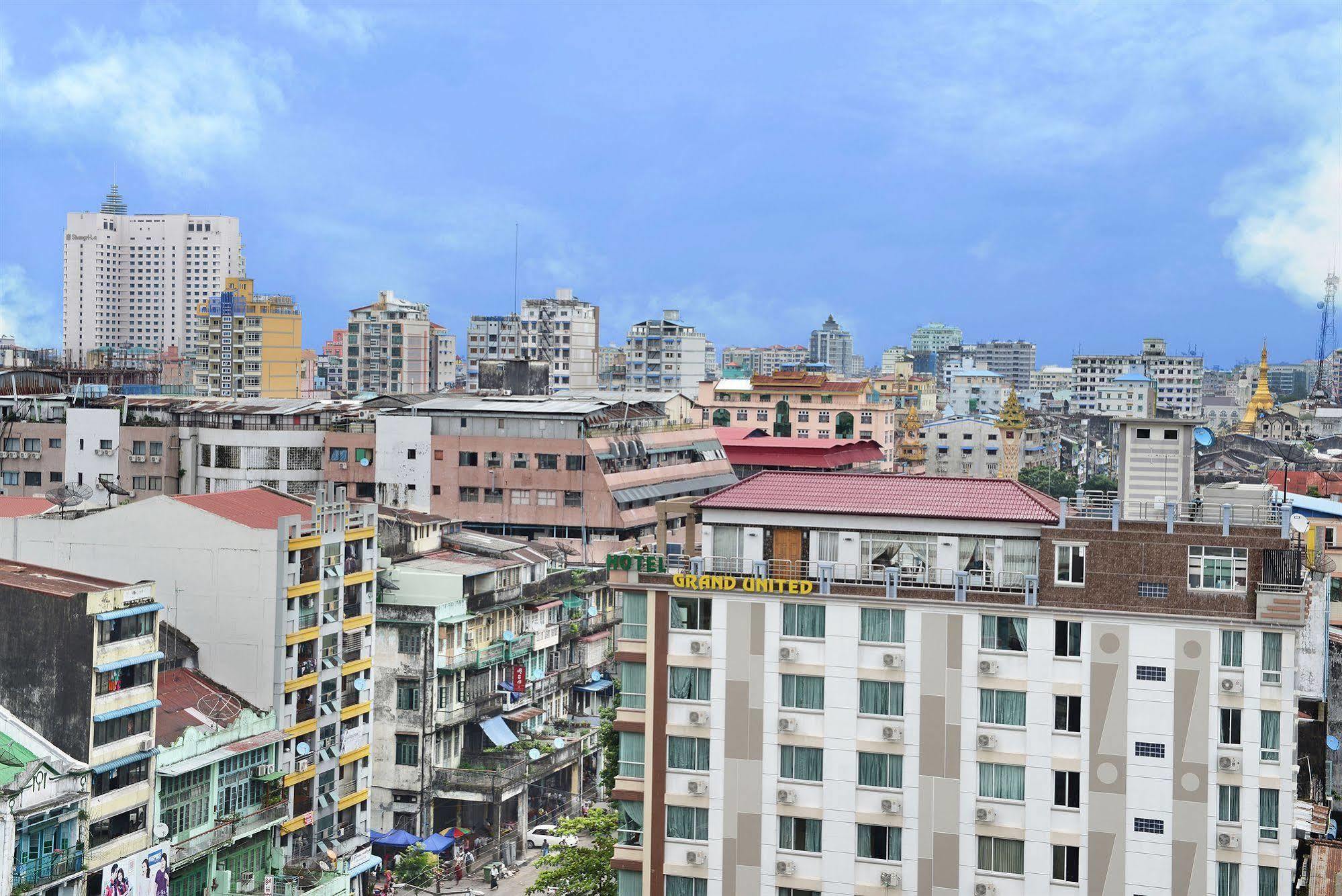 Hotel Grand United - 21St Downtown Rangoon Buitenkant foto